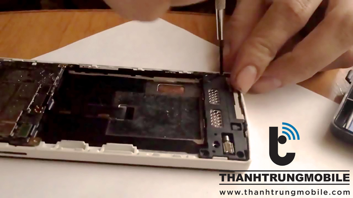 ky-thuat-thao-lap-02-copy thay mặt kính oppo r5