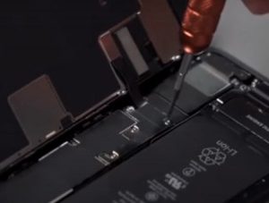 Thay màn hình iPhone SE 2020