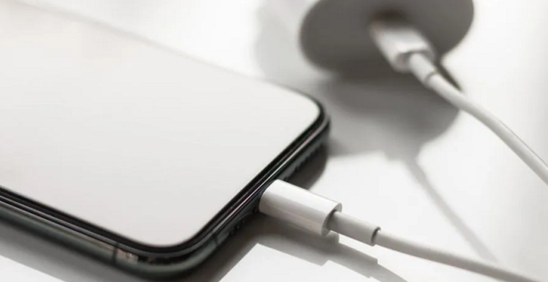 sac-iphone-co-dung-chung-duoc-khong-6